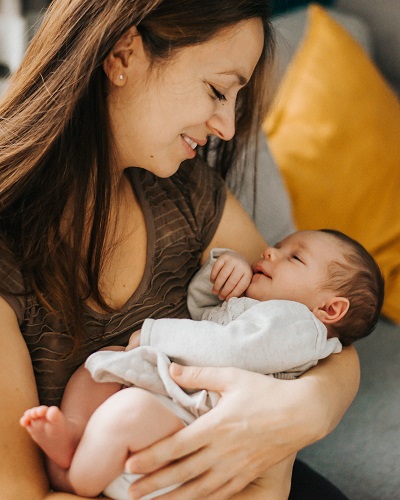 mama przytulająca noworodka w czasie sesji zdjęciowej - fotograf rodzinny warszawa