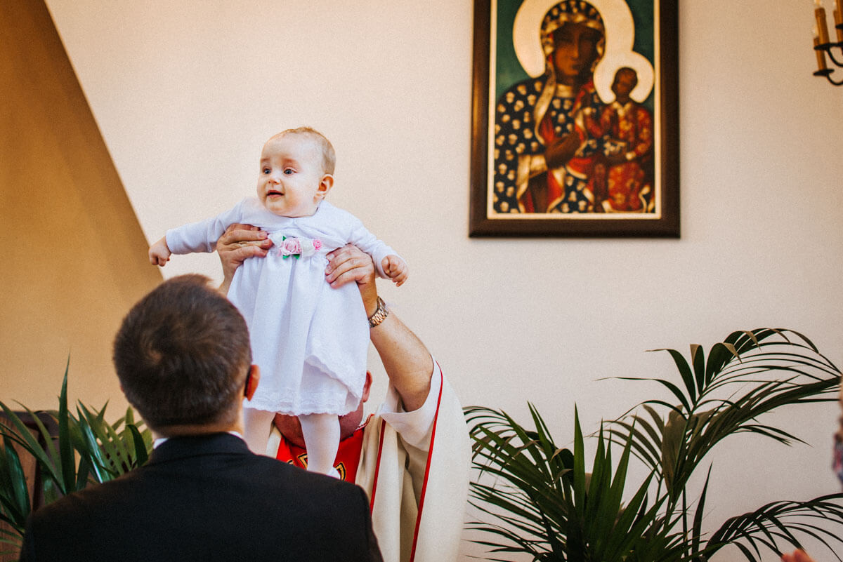 dziecko po przyjęciu sakramentu chrztu w kościele w Warszawie