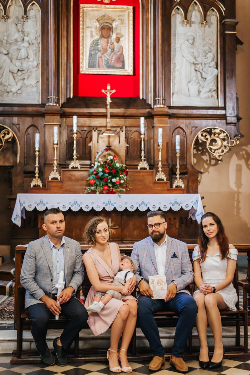 zdjęcie rodzinne po chrzcie w kościele - fotograf na chrzciny Warszawa